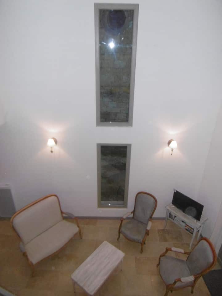 ห้องนั่งเล่นที่มีเพดานโบสถ์