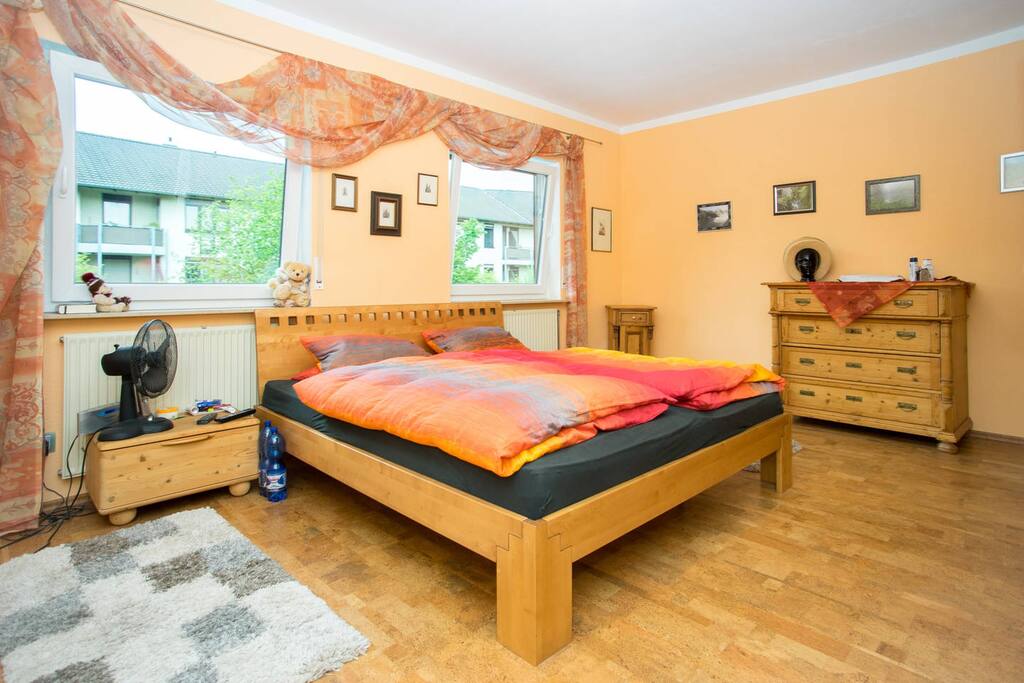 Schlafzimmer 1 mit Doppelbett 2x2 m, Wasserbett