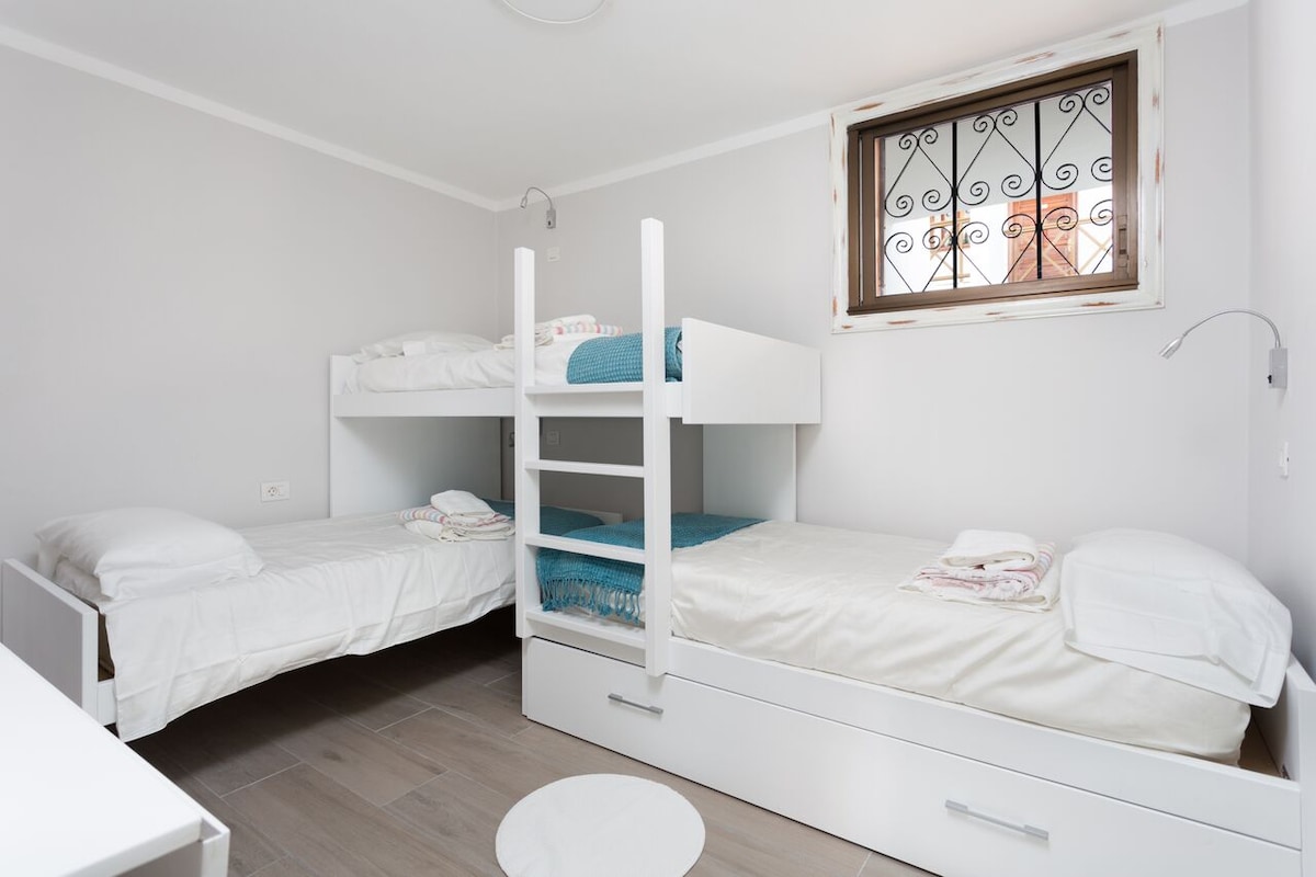 غرفة نوم بطابقين