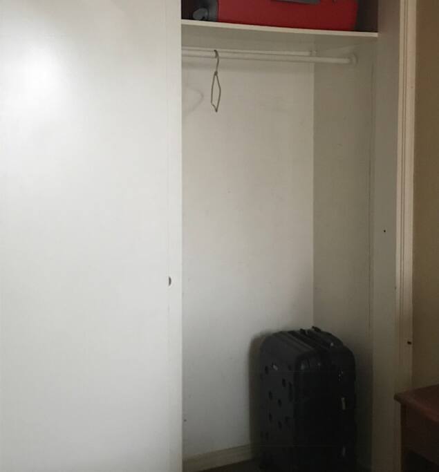 Armario para colgar ropa y guardar maletas