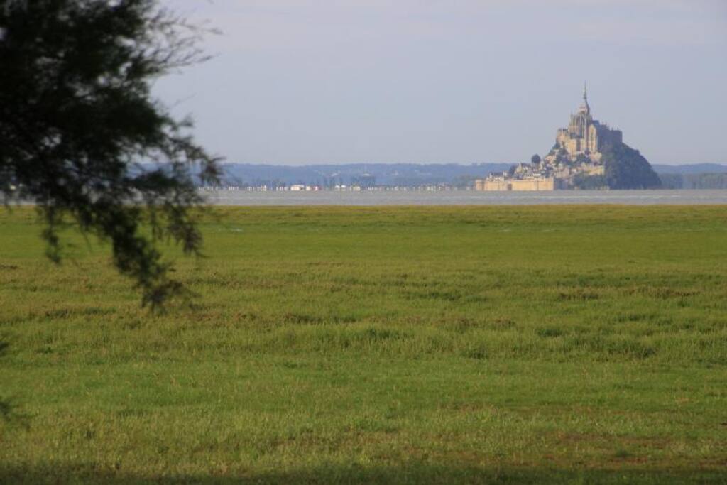 Le Mont Saint Michel au levé du soleil.