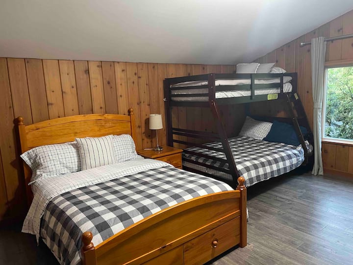 Forth საძინებელი 135 × 191 სმ ზომის საწოლით და ორსართულიანი საწოლით