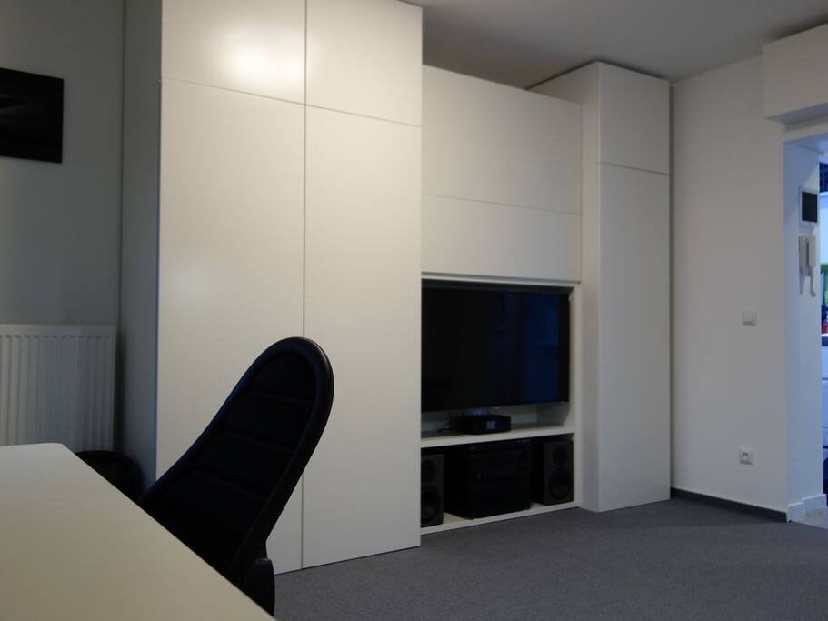 Wohnzimmer / Schrank und TV