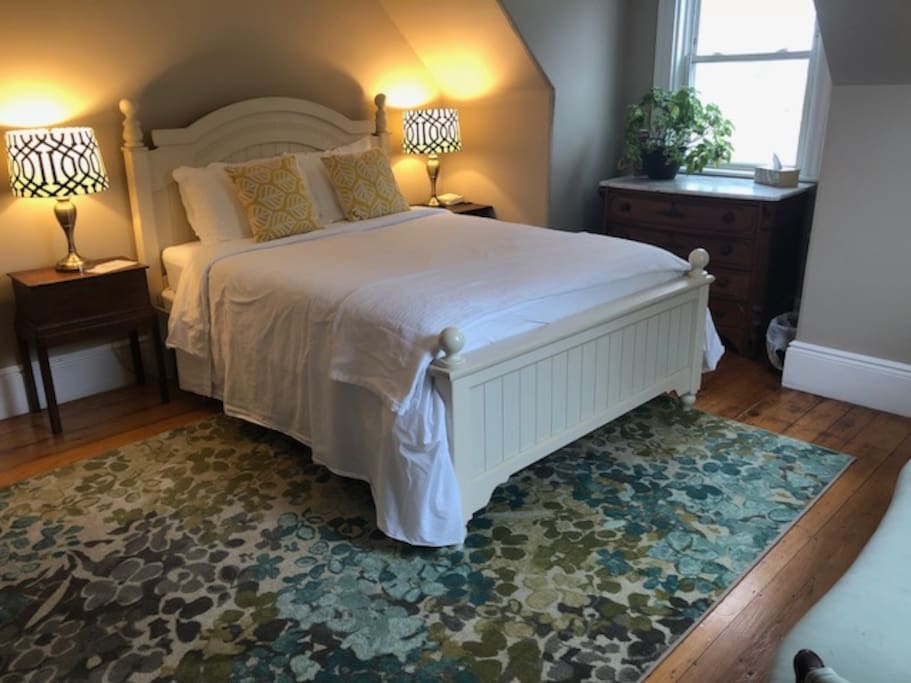 Queen Size Bedroom