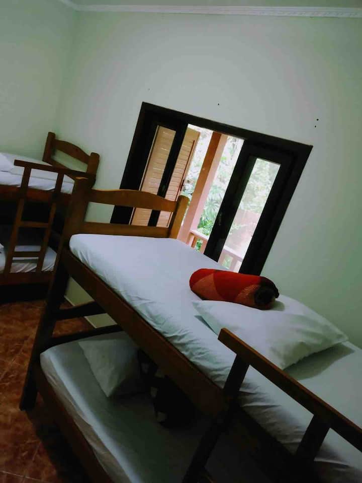 ห้องพักในบ้านหลักเรามีเตียงสองชั้น 2 หลัง