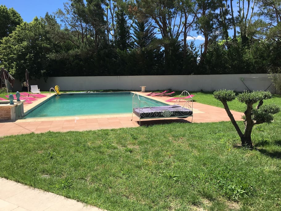 Piscine : 15 m par 8. Transats, parasols, plage de 40 cm de profondeur pour les plus petits, ensuite 1m60 et 2 m