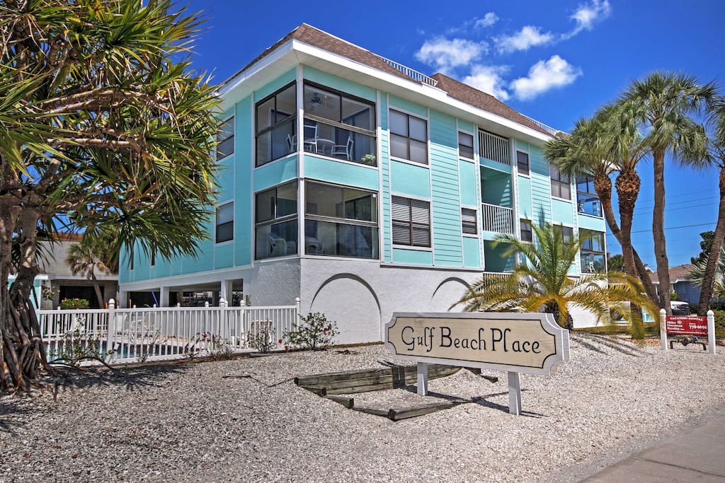 Up to 6 guests will sleep comfortably in the condo, which is located steps away from the beach on beautiful Anna Maria Island.