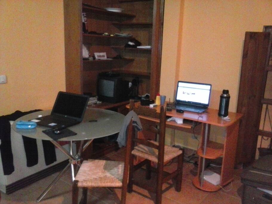 Un poco desordenado, pero alcanza para mostrar el escritorio, la mesa, las sillas y la ventana. Desde donde se ve el Río Tormes