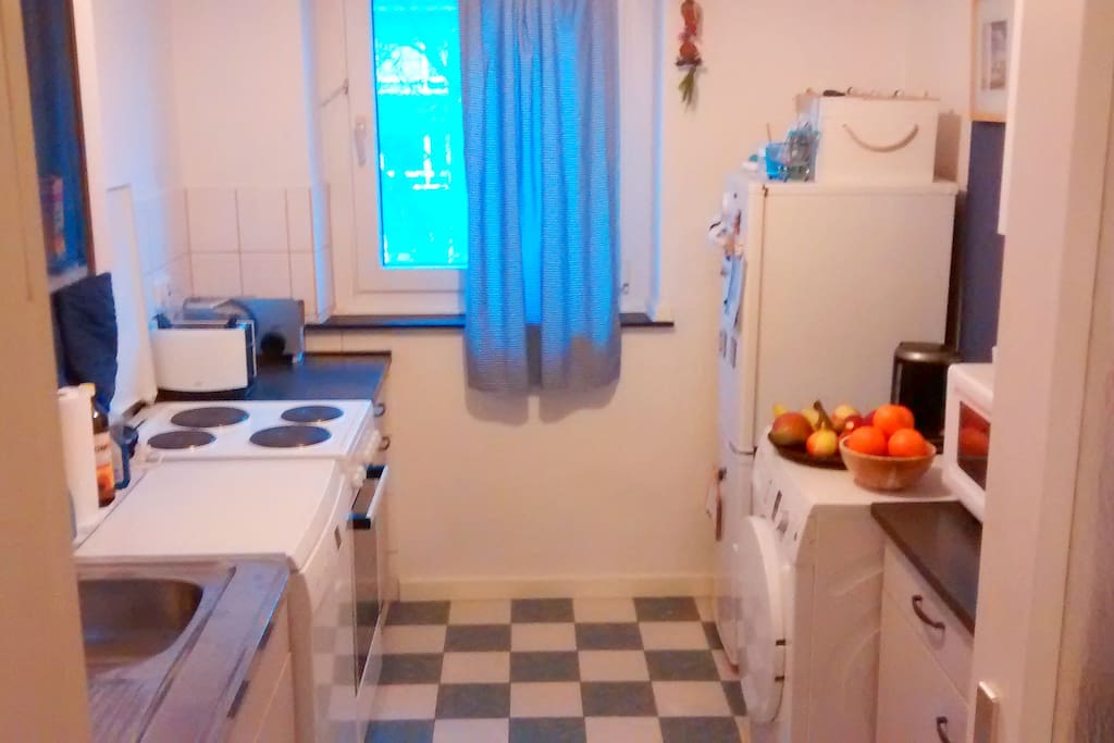 Küche mit Kühlschrank, Mikrowelle, Toaster, Herd und Wasserkocher zur Mitbenutzung