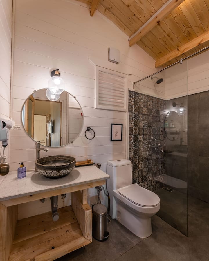 Shared full bathroom image 1