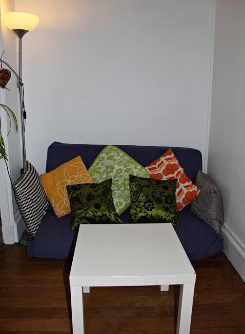 Chambre 1 et son coin canapé transformable en matelas au sol pour 2 personnes