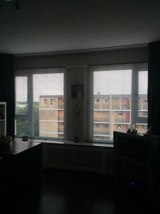 Woonkamer s avonds overdag heerlijk licht met balkon op t zuiden