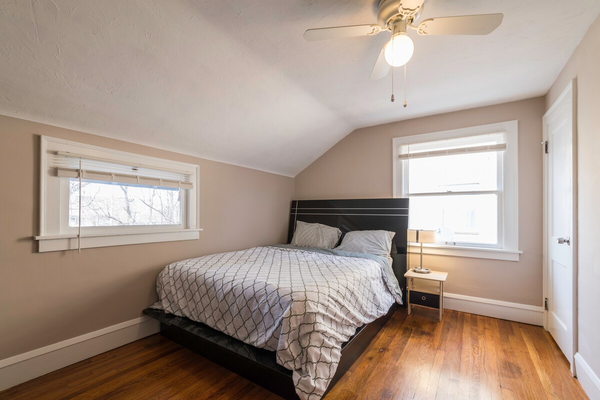 Главното легло разполага с двойно легло. Чисто и удобно :-)