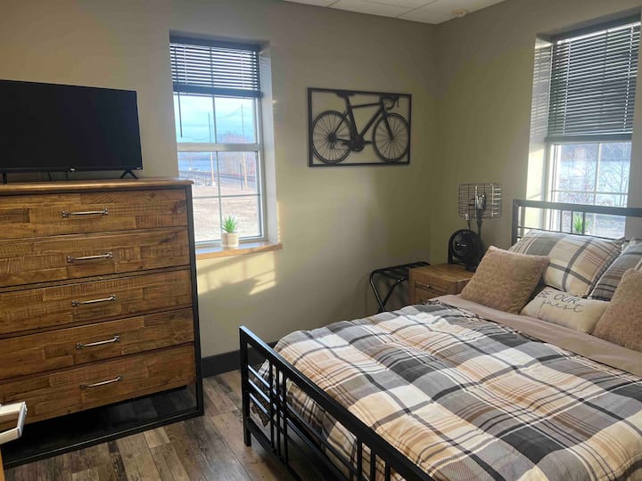 Kitanda cha ukubwa wa malkia, televisheni ya skrini tambarare, hifadhi ya vitu binafsi na rafu ya mizigo.