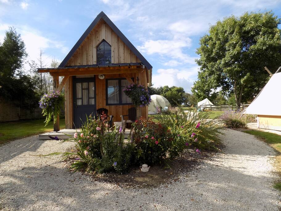 Jolie cabane dans un jardin de fleurs