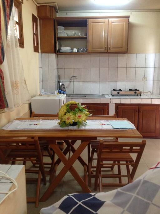 typical dinner room & Kitchen/Salle à manger et cuisine équipée
