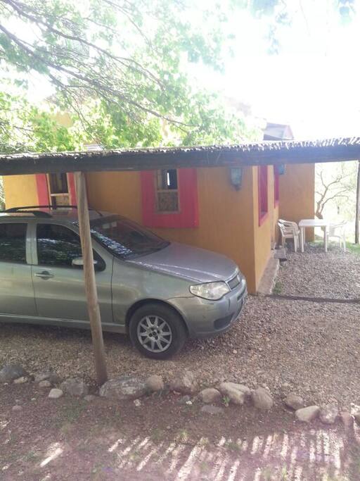 con cochera y mesa de jardin