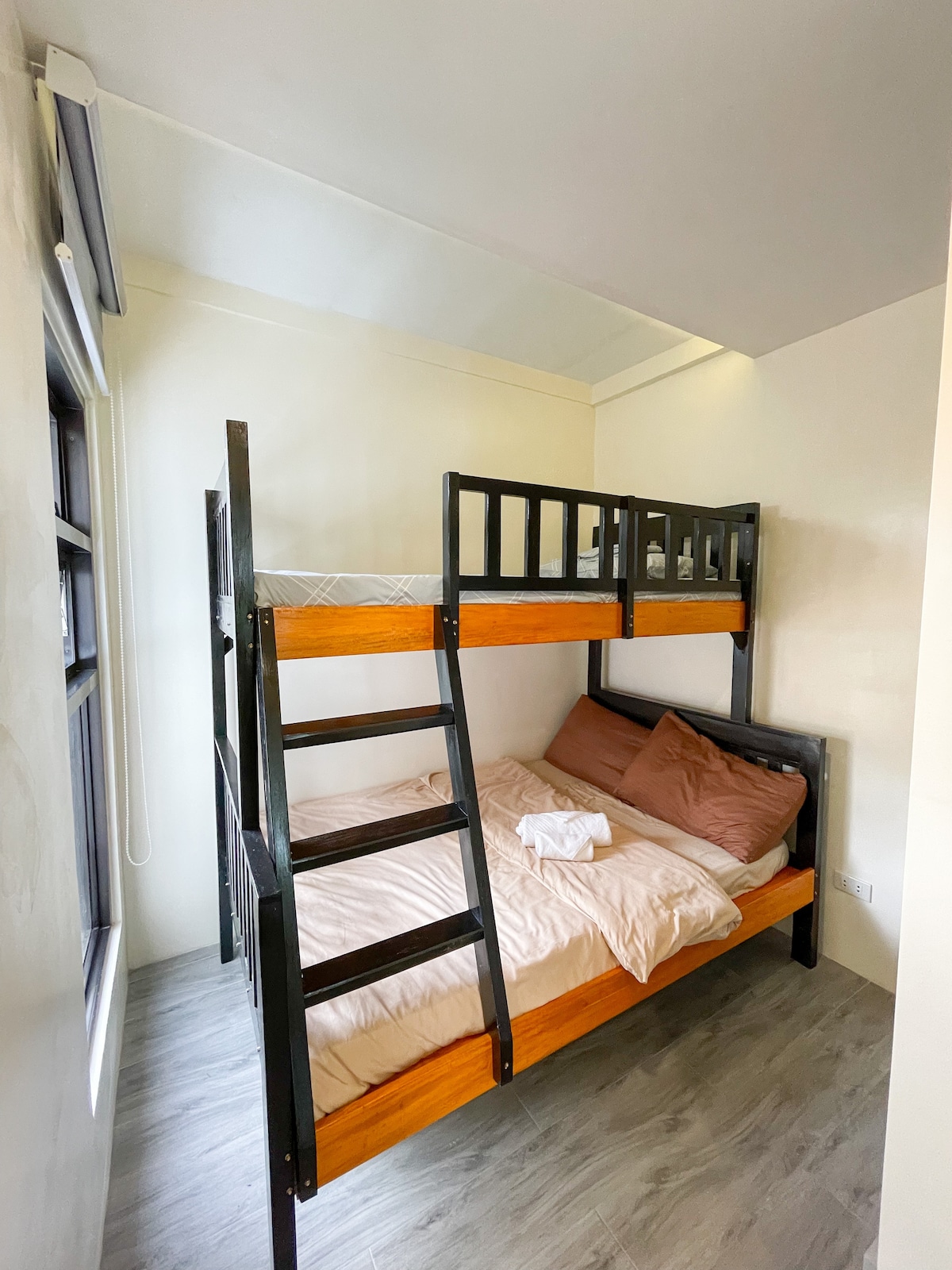 Notre chambre double est une chambre amusante pour les enfants et les autres ! Il est également meublé avec une grande armoire !