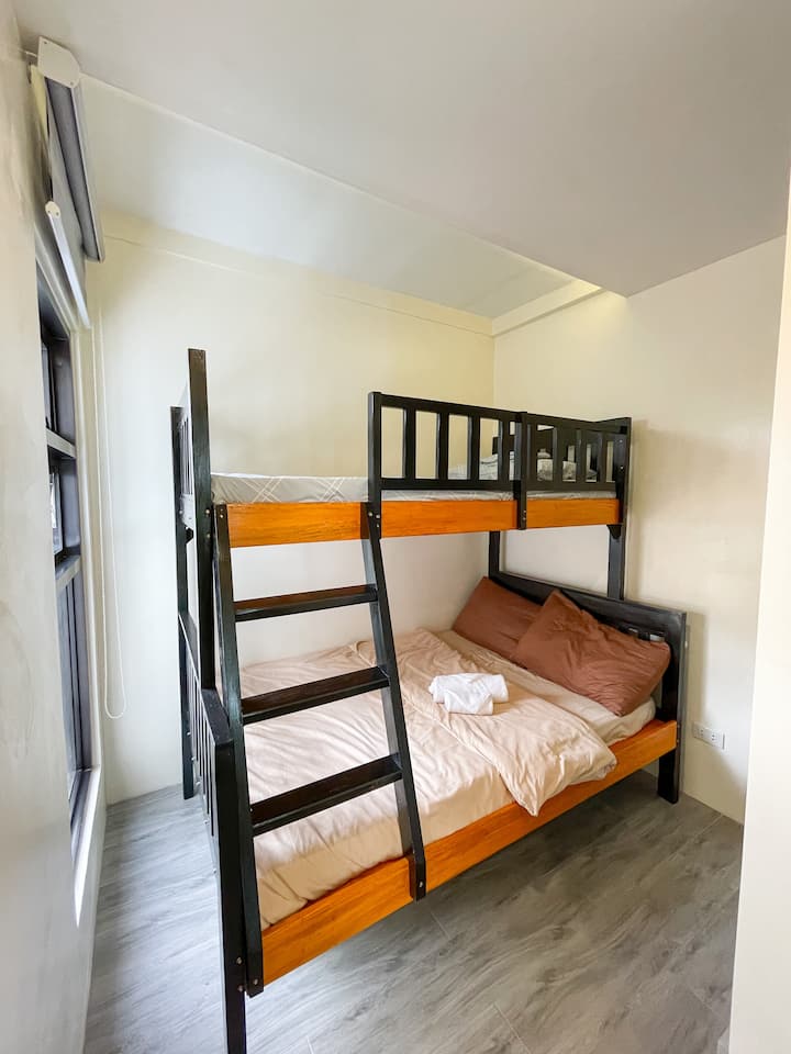 Notre chambre double est une chambre amusante pour les enfants et les autres ! Il est également meublé avec une grande armoire !