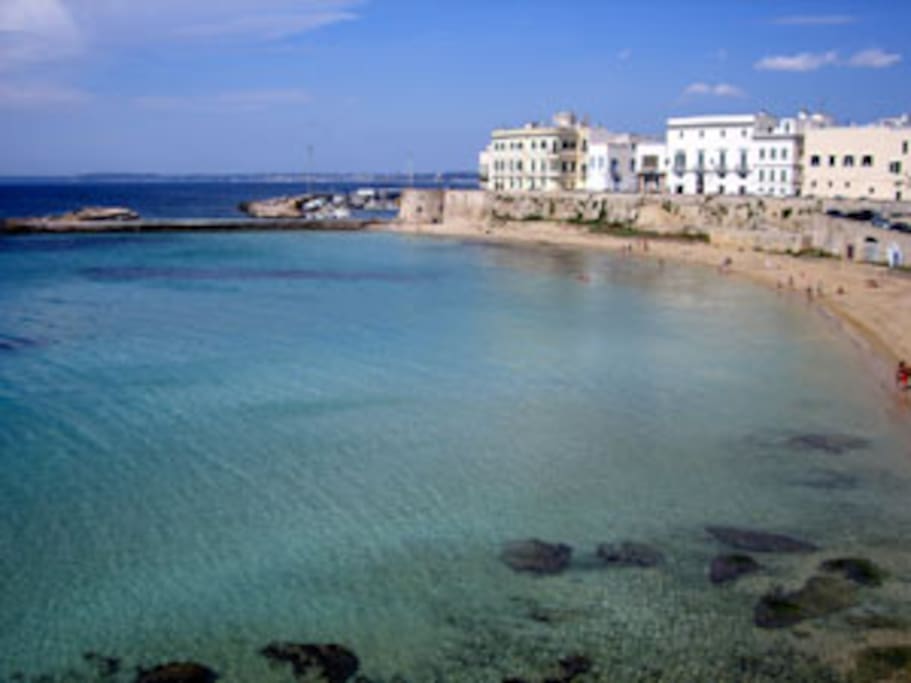La spiaggia della Purità nel centro storico di Gallipoli