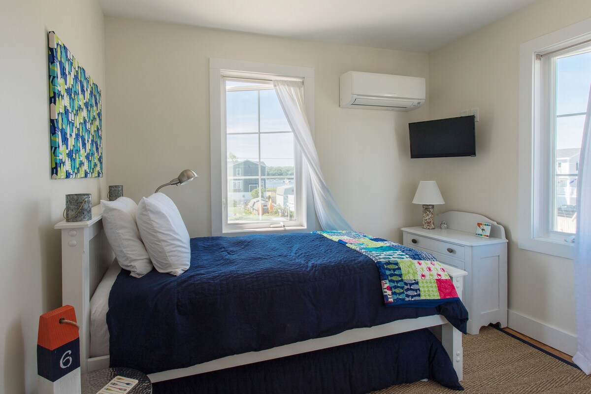 Спалня 3 с 2 отделни легла/изглед към пристанището