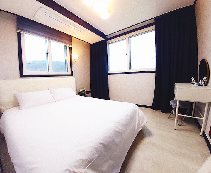 Toto je✔️ spálňa 2.
1 menšia manželská posteľ (hotelová bielizeň)
Výhľady na✔️ oceán a park