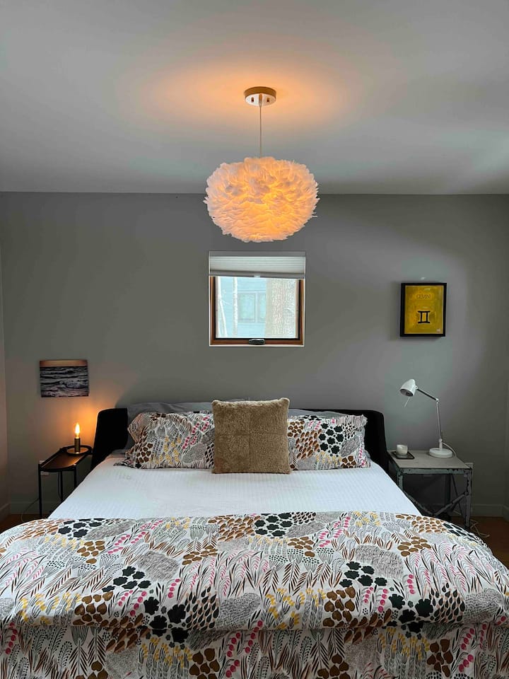 Upstairs bedroom (king)