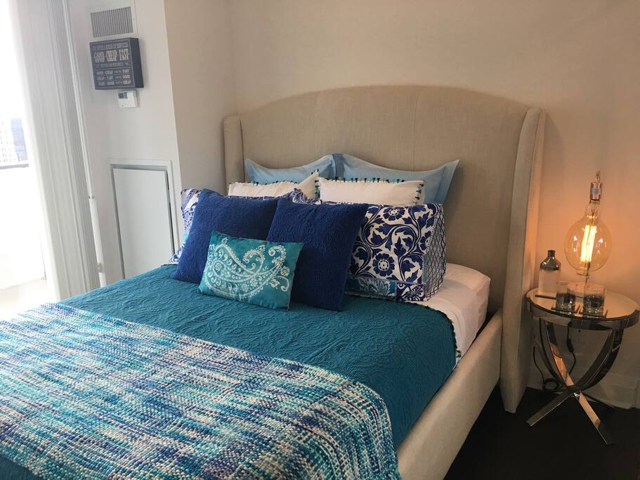 Guest Bedroom With High End Queen Size Bed Mattress & Luxury Linen !