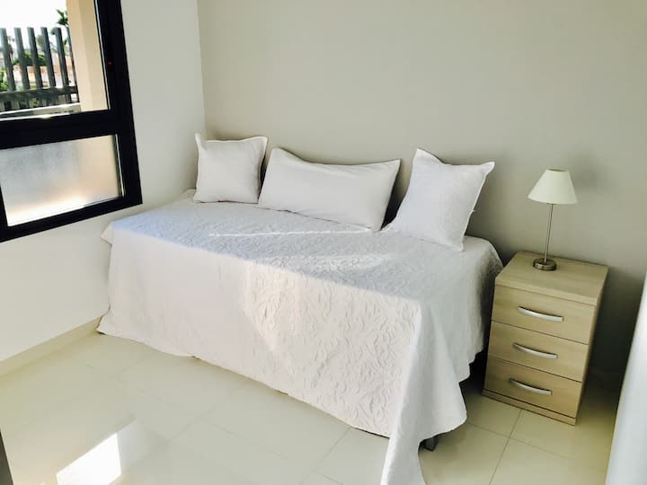 房间配有床，可以放置为双人床，也可以用作沙发。大衣柜。