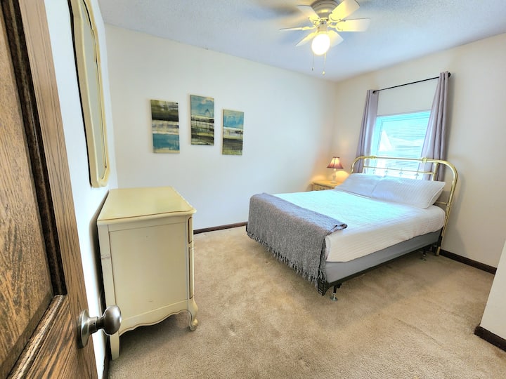Tercer dormitorio con dormitorio de tamaño completo.