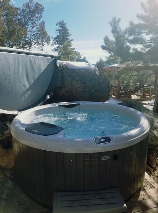 Brand New 5 person Bull Frog Hot Tub in the Rocks!