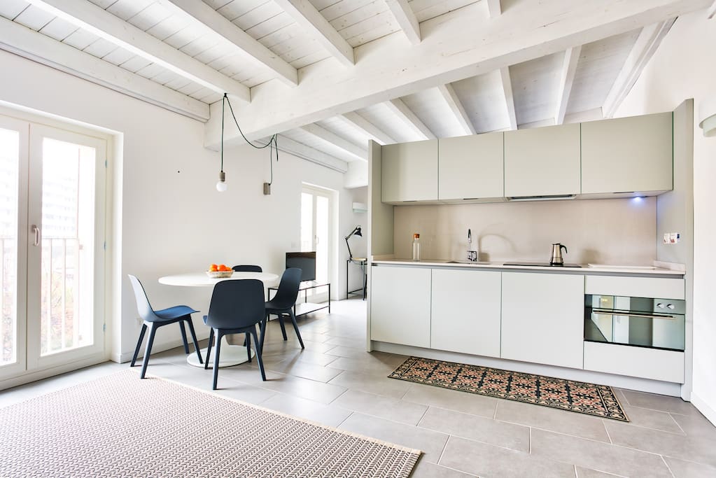The equipped kitchen & the dining table