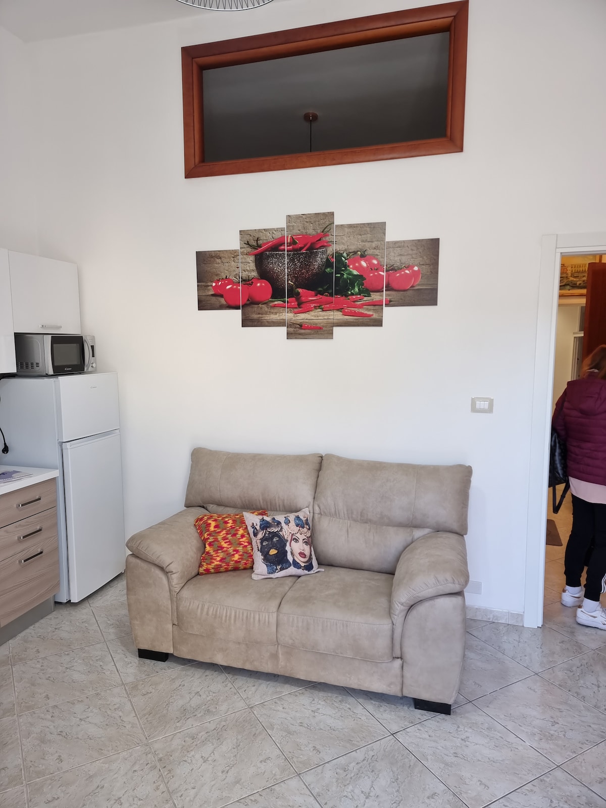 Dhomë me kuzhinë, dhomë ndenjjeje, me pamje nga ballkoni në rrugën e bukur kryesore të Via Montegrappa  