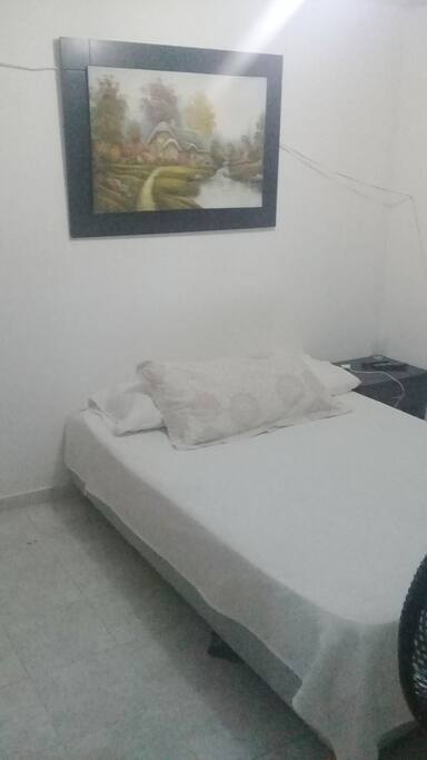 Habitacion con cama doble tv y baño