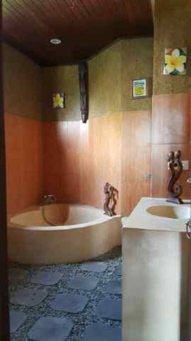 Bath room w/ bathtub