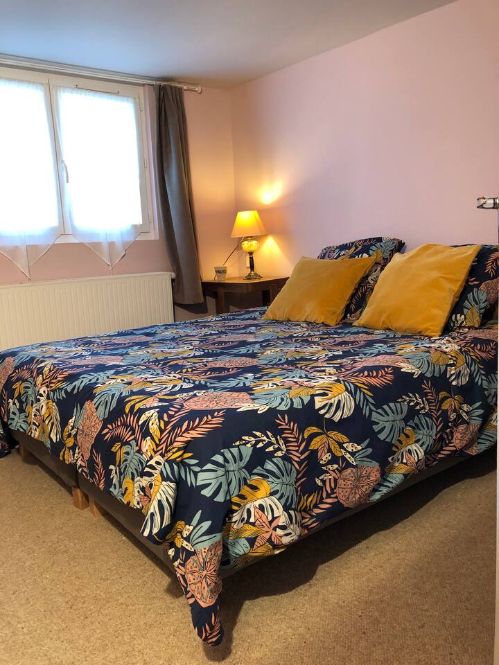 Ორადგილიანი საწოლის ან 2 ცალკეული საწოლის შესაძლებლობა. 