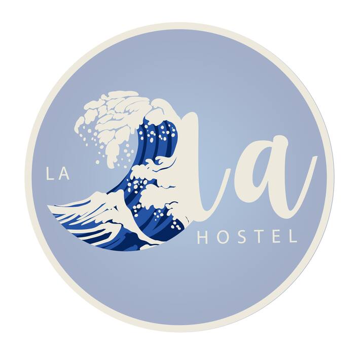 La Ola Hostel esta ubicado en el corazon de Punta del Este. A 6 cuadras de Playa Brava, 9 cuadras de Playa Mansa, 2 cuadras de Punta Shopping, 1 cuadra de Ancap, 1 cuadra de Av Rossevelt.
Cuenta con 2 habitaciones para chicos con su baño correspondiente, una con 6 camas y otra con 4 camas, 2 habitaciones para chicas, una con 6 camas y otra con 4 camas, cada habitación con su baño correspondiente.
Cocina compartida, living con Tv por cable, wifi en todo el establecimiento, bar con variadas opciones y las mejores cervezas artesanales de Uruguay.
Amplio jardín natural con todas las comodidades, hamacas paraguayas, puff, mesas con sombrillas, y mas.
Recepción las 24 hs.