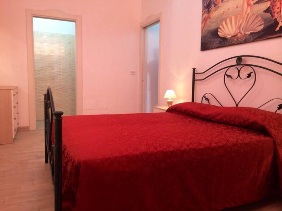 camera matrimoniale con bagno personale e possibilita' di mettere un lettino o culla da campeggio