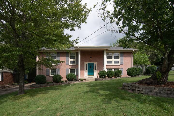 GREAT FOE LARGE GROUPS SLEEPS 12 Close to DOWNTOWN gallery image 4