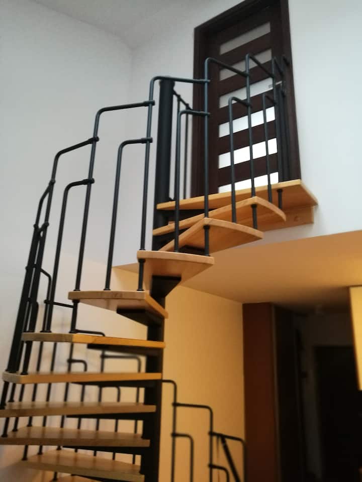 ngazi hadi kwenye dari