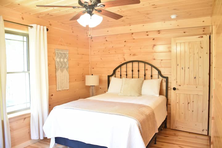 Bedroom #2 - Main Floor
Queen Bed
Nightstand w/ Lamp