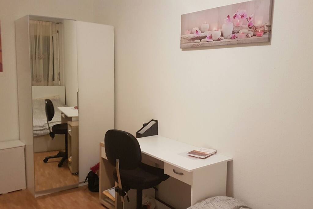 Une armoire + un bureau