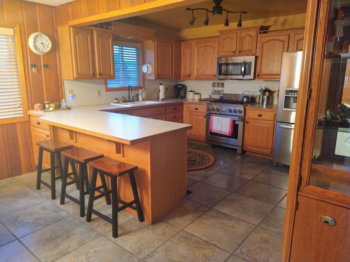 Walk To The Shrine Game! Grill on the Deck, Sauna Houses for Rent in