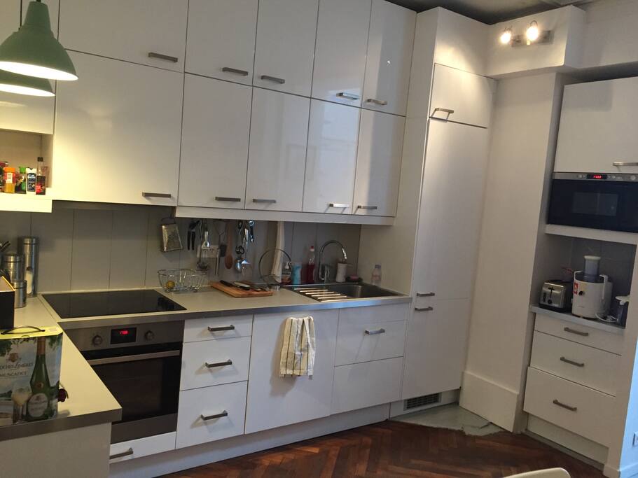 Cuisine équipée (bouilloire, grille pain, frigidaire, congélateur, lave vaisselle, four, micro onde, plaques de cuisson)