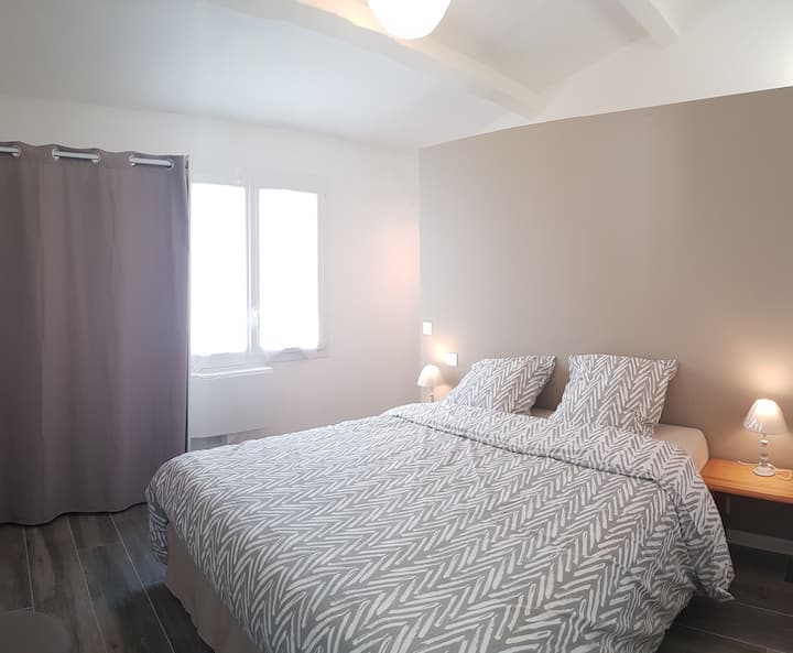 Spavaća soba 3: glavni apartman. Lit 160x200. Matelas ( Emma matelas). Garderoba.  Radni stol. Talijanska tuš kabina. Električna roletna. 