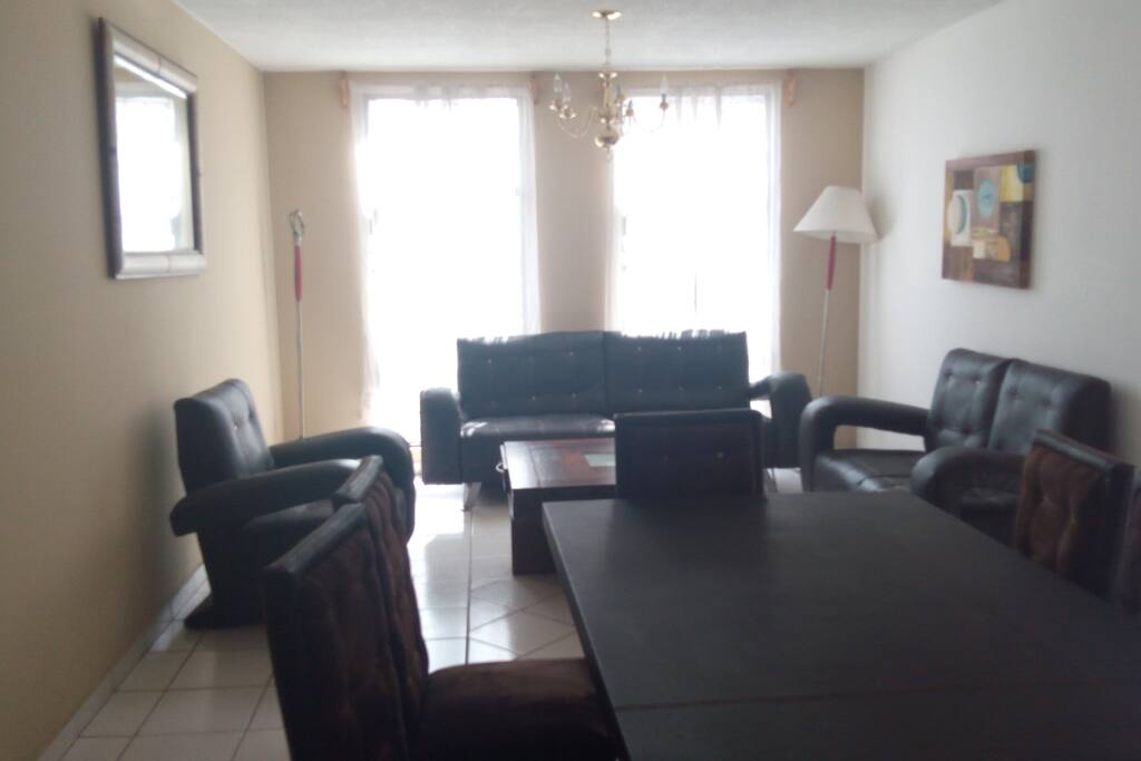 La sala es bastante amplia; junto hay una chimenea.