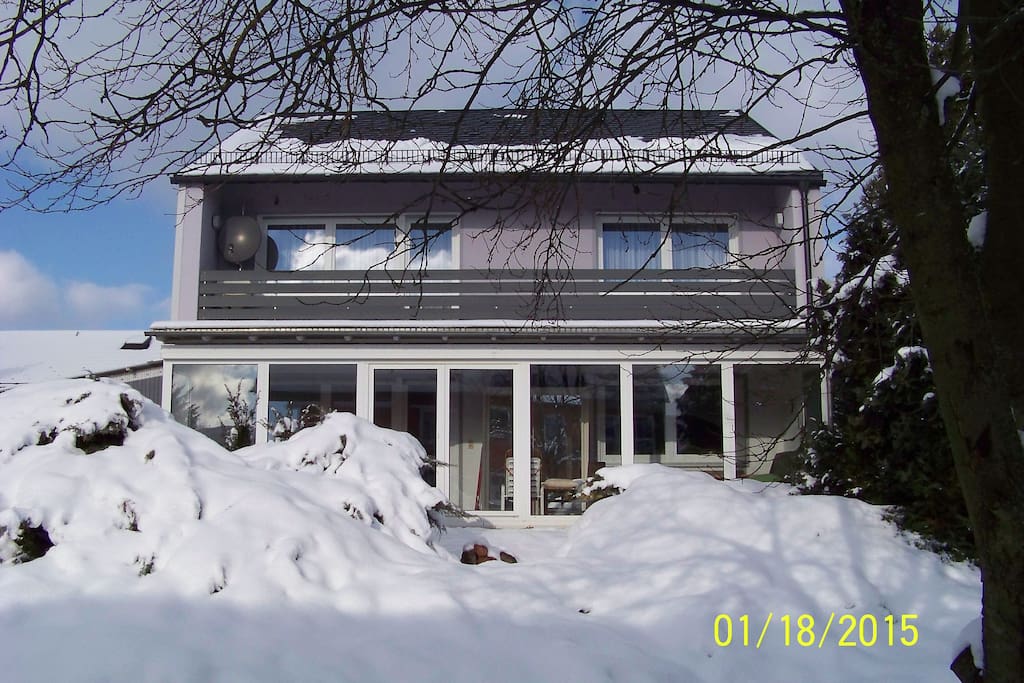 Südansicht mit Wintergarten und Balkon.