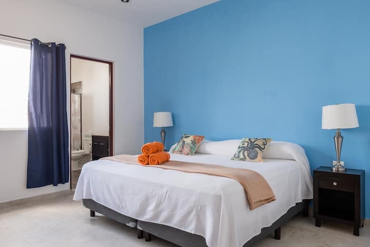 Hoofdslaapkamer met een comfortabel kingsize kussenbed