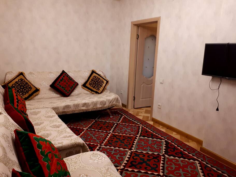 Spacious living area witn TV