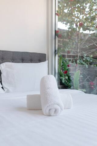 Spacious modern comfy 15 minute walk to CBD gallery image 5